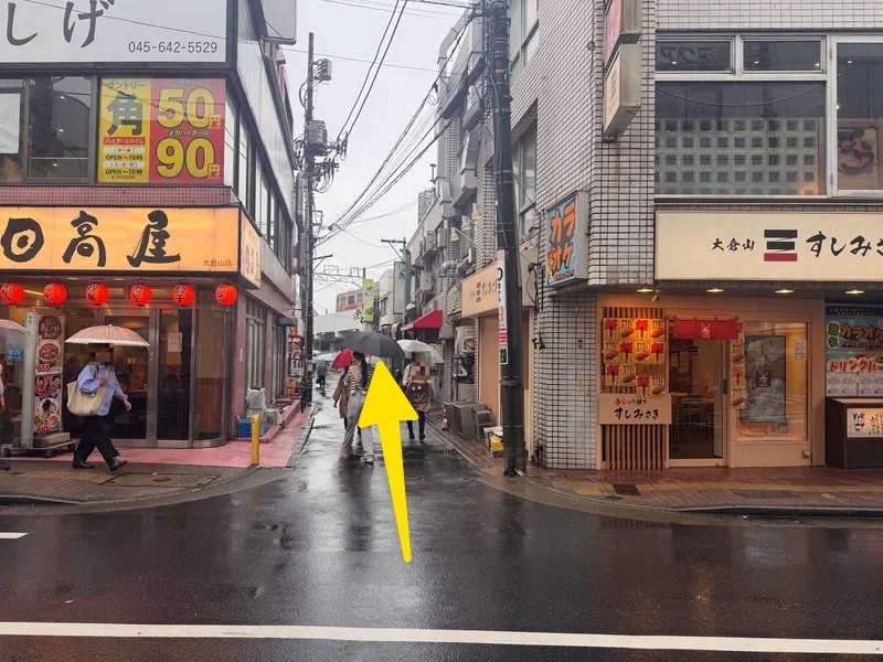 日高屋と寿司みさきの間を右へ