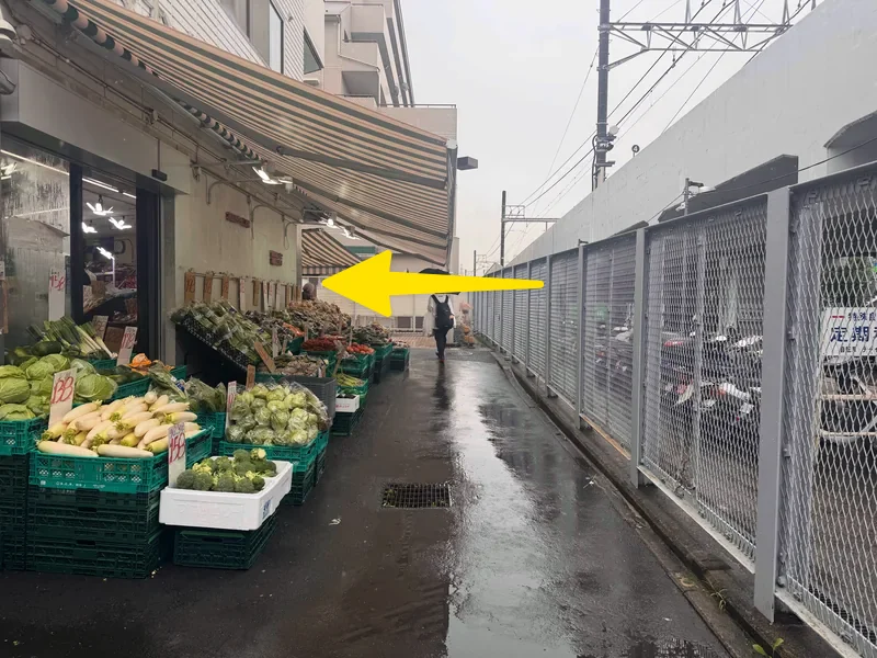 八百屋さんの先を左へ